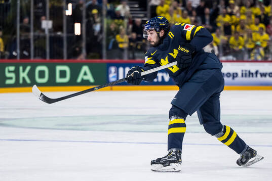 Mika Zibanejad of Sweden scores 1-1