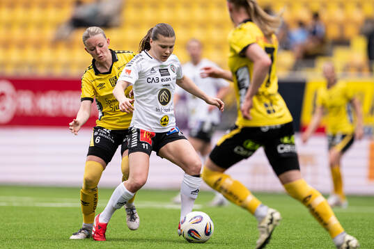 Elfsborgs Hanna Gunnarsson och Örebro SKs Cornelia Karlsson
