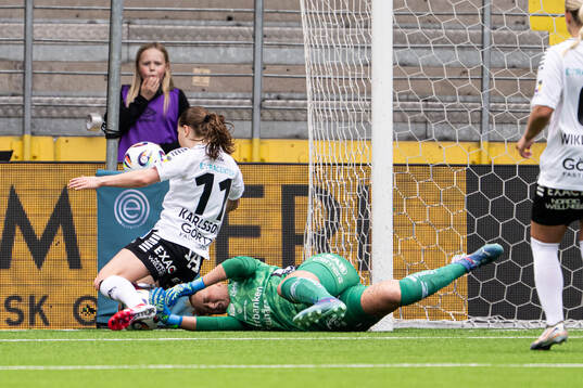 Örebro SKs Cornelia Karlsson och Elfsborgs målvakt Tilda