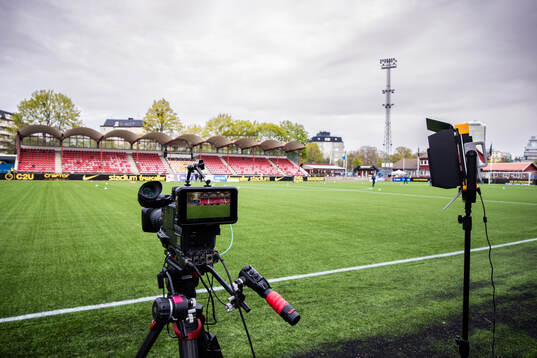 En TV-kamera vid planen på Skytteholms IP