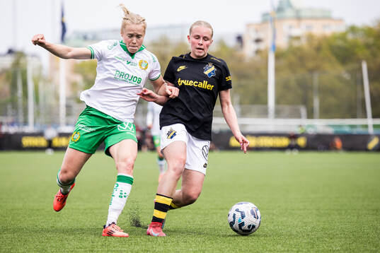 Hammarbys Julie Blakstad och Julie Blakstad och AIKs Nova