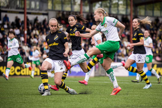 AIKs Matilda Plan och Hammarbys Julie Blakstad