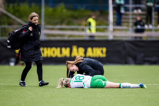 Hammarbys Alice Carlsson har ont