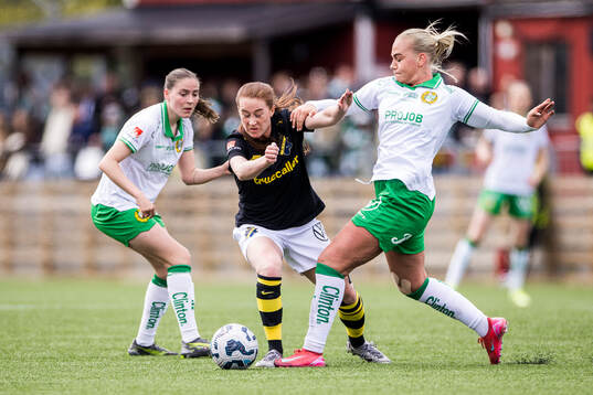 AIKs Ella Reidy och Hammarbys Cathinka Tandberg