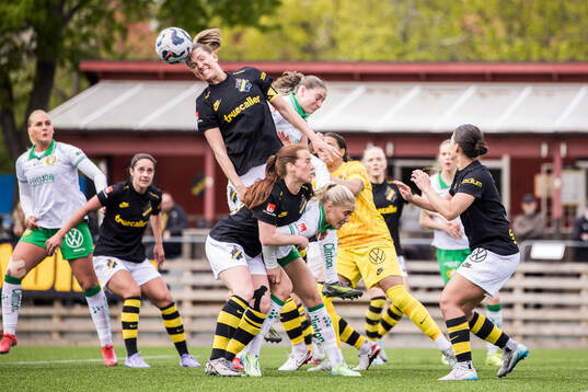 AIKs Jennie Nordin och Hammarbys Smilla Vallotto