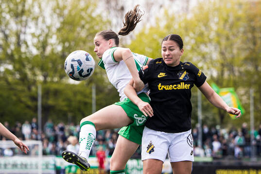 Hammarbys Smilla Vallotto och AIKs Angela Beard