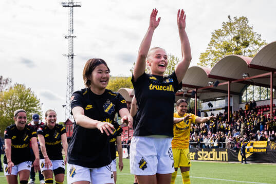 AIKs Haruna Tabata och Villemo Dahlqvist jublar