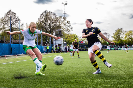 Hammarbys Smilla Holmberg och AIKs Angela Beard