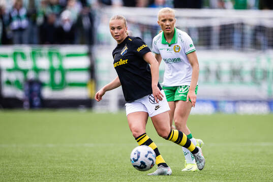AIKs Villemo Dahlqvist och Hammarbys Smilla Holmberg