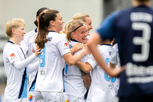 Djurgårdens Therese Åsland jublar med lagkamrater
