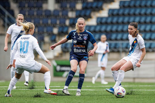 Djurgårdens Tove Almqvist och Pauline Hammarlund och