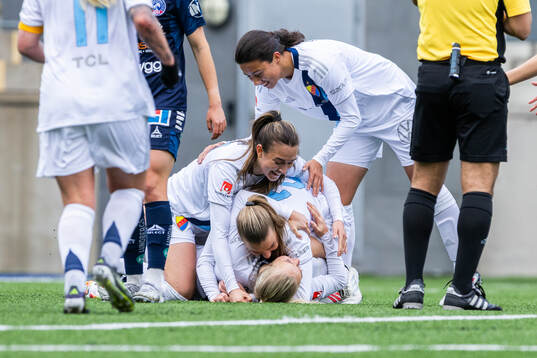 Djurgårdens Tove Almqvist jublar med lagkamrater
