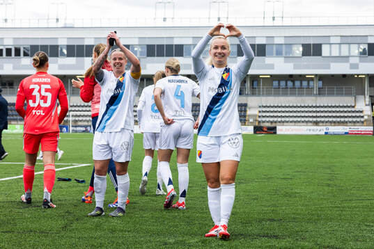 Djurgårdens Therese Åsland och Tove Almqvist jublar