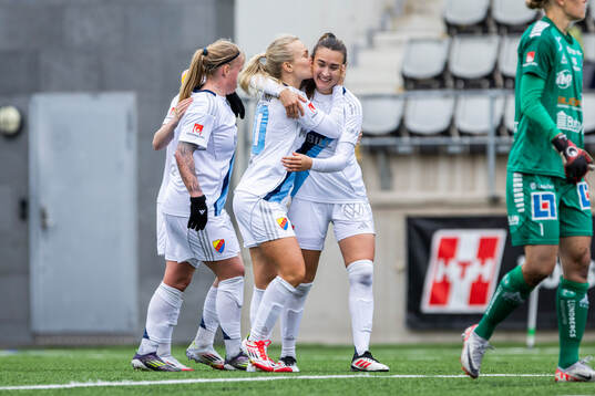 Djurgårdens Tove Almqvist jublar med lagkamrater