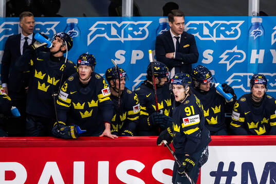 Head coach Sam Hallam and Leo Carlsson of Sweden look