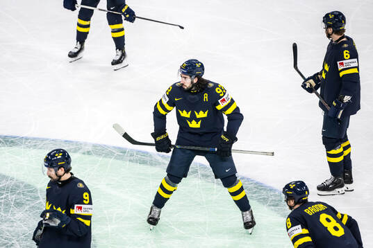 Mika Zibanejad and Filip Forsberg of Sweden look dejected