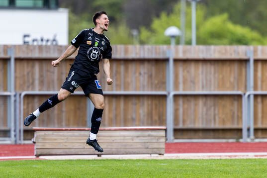 Örebros Sebastian Tipura jublar