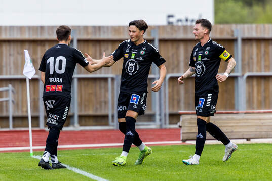 Örebros Sebastian Tipura jublar eter 0-1