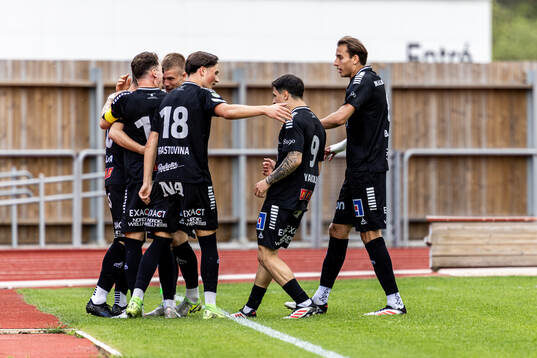 Örebros Sebastian Tipura har gjort 0-1 och jublar
