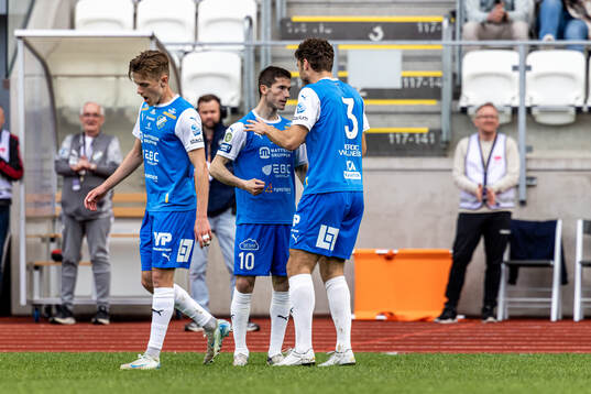 Oddevolds Liridon Kalludra har gjort 1-1 och jublar