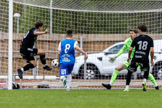 Örebros Sebastian Tipura gör 0-1 bakom Oddevolds målvakt