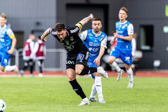Örebros Samuel Kroon och Oddevolds Oscar Iglicar Berntsson