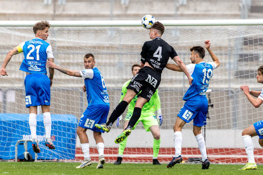 Örebros Erik McCue nickar en hörna