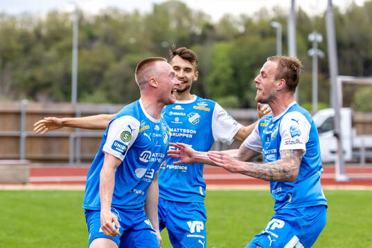 Oddevolds Adam Engelbrektsson har gjort 2-1 och jublar