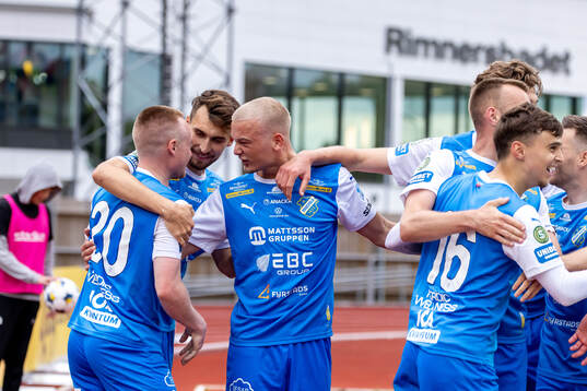 Oddevolds Adam Engelbrektsson har gjort 2-1 och jublar