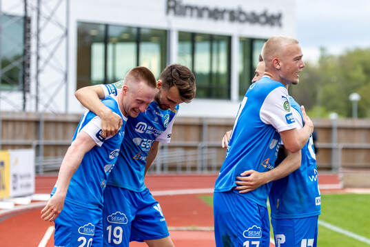 Oddevolds Adam Engelbrektsson har gjort 2-1 och jublar