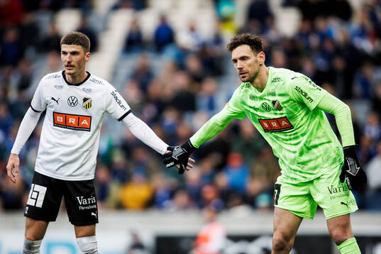 Häckens Severin Nioule och målvakt Etrit Berisha