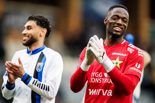 Sirius Joakim Persson och Ismael Diawara jublar