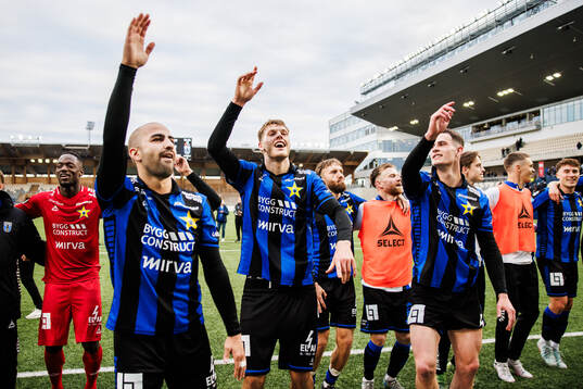 Saba Mamatsashvili, Tobias Anker och Robbie Ure jublar