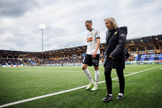 Häckens Amor Layouni lämnar planen med skada
