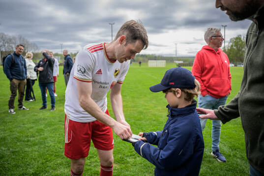 Eketes Emil Salomonsson skriver autografer
