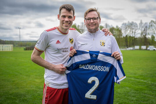 Eketes Emil Salomonsson tar bild med supporter