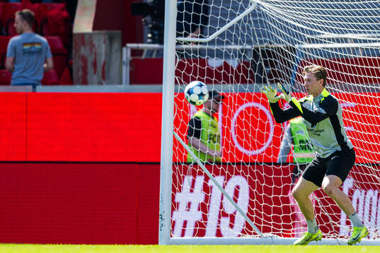 Mathias Dyngeland of Brann warms up