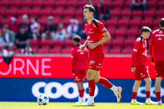 Fredrik Pallesen Knudsen of Brann warms up