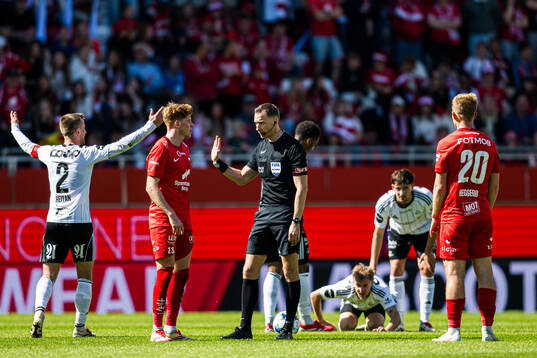 Thore Pedersen of Brann and Marius Hansen Grøtta, referee