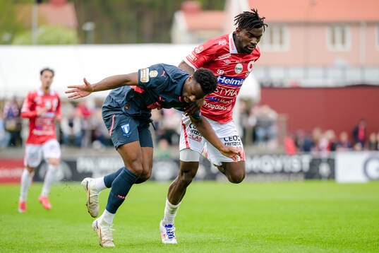 Malmö FFs Emmanuel Ekong och Degerfors Mamadouba Diaby