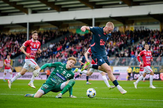 Degerfors målvakt Rasmus Forsell och Malmö FFs Daniel