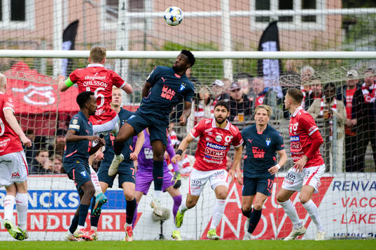 Malmö FFs Emmanuel Ekong och Degerfors Omar Faraj
