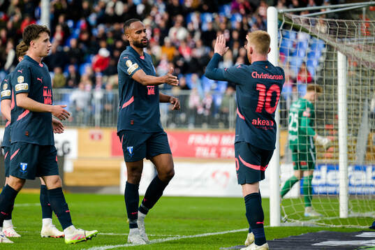 Malmö FFs Isaac Thelin och Anders Christiansen jublar