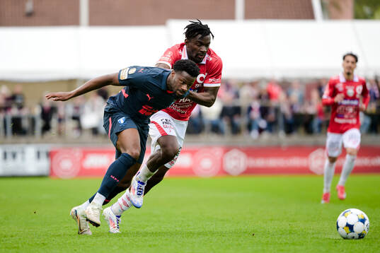 Malmö FFs Emmanuel Ekong och Degerfors Mamadouba Diaby