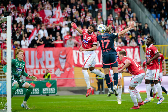 Degerfors Leon Hien och Malmö FFs Jens Stryger Larsen