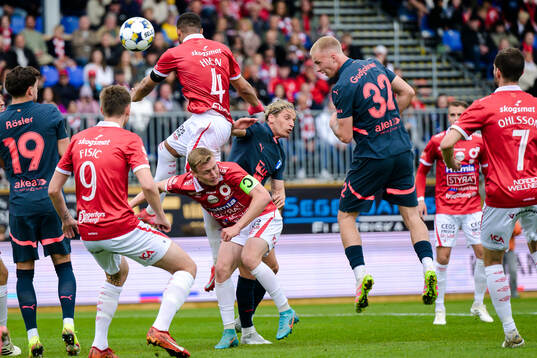 Degerfors Sebastian Ohlsson och Malmö FFs Daniel Gudjohnsen