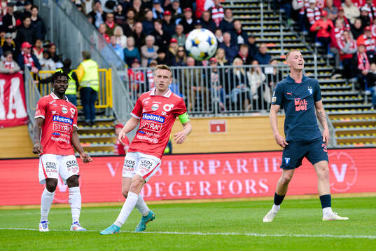 Degerfors Sebastian Ohlsson och Malmö FFs Daniel Gudjohnsen