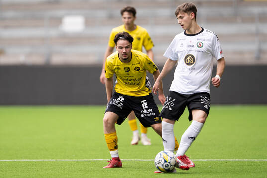 Elfsborgs Leo Sejdia och Örebros Petter Lillhager