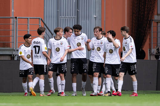 Örebros Samuel Rafael jublar med lagkamrater