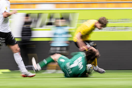 Elfsborgs Nils Roström och Örebros målvakt Noah Ahlqvist